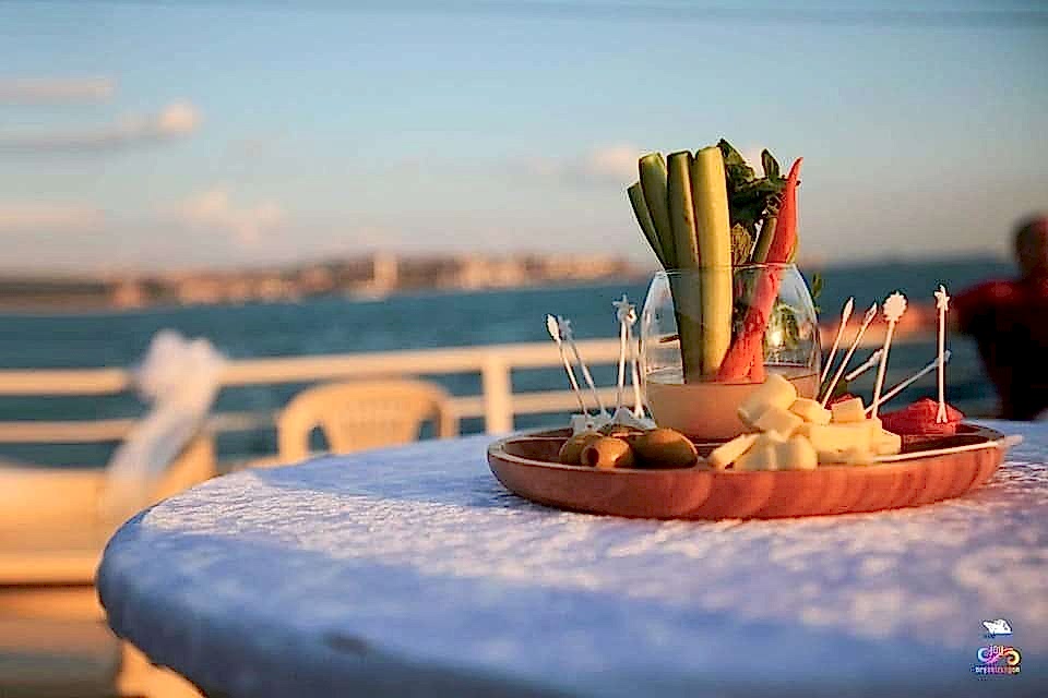 Boğaziçinde Teknede Kokteyl