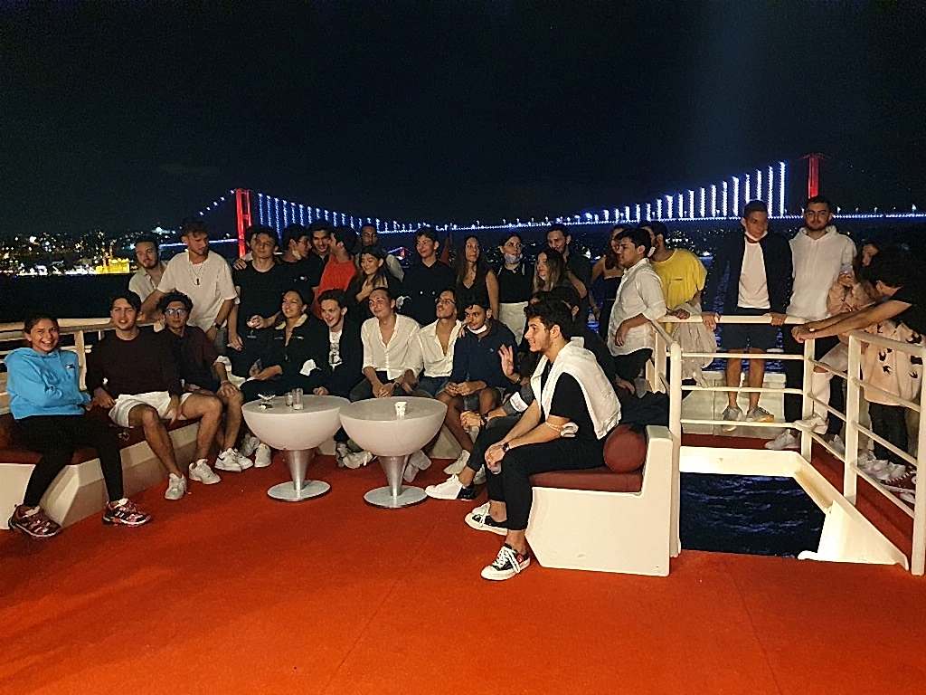 teknede doğum günü partisi