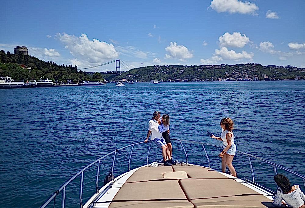 İstanbul Yatta Evlilik Teklifi: Romantik Bir Anı Denizle Taçlandırın