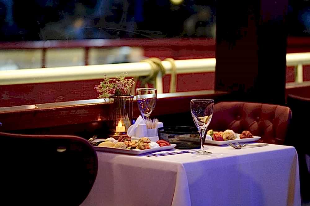 Teknede Evlilik Teklifi: Sürpriz Bir Tekne Yolculuğu Planlama